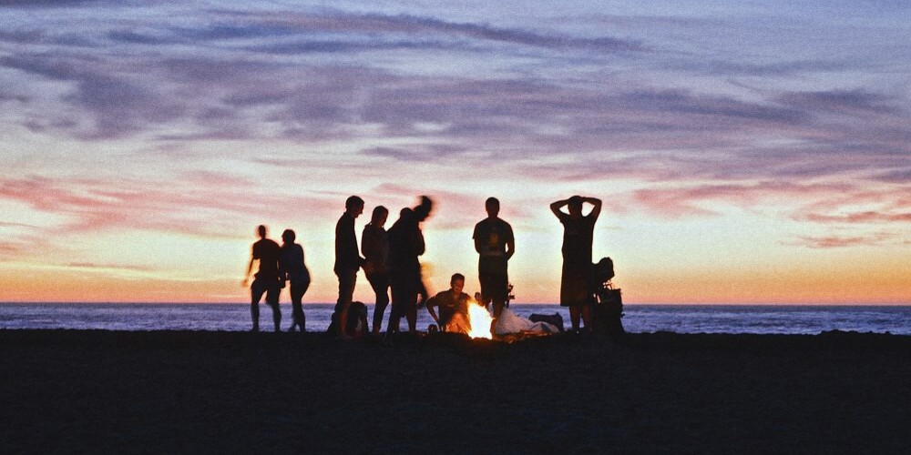 jongeren op het strand